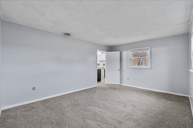 Building Photo - 925 2nd Ave E