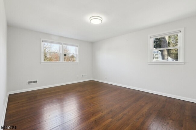 Building Photo - 287 Country Club Dr