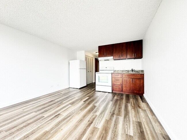 Building Photo - Waikiki Condo with One Assigned Parking Space