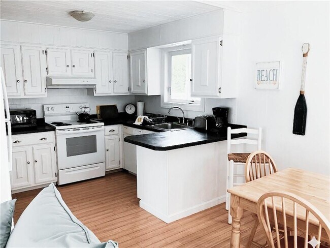 Building Photo - 10 Burbank Ave