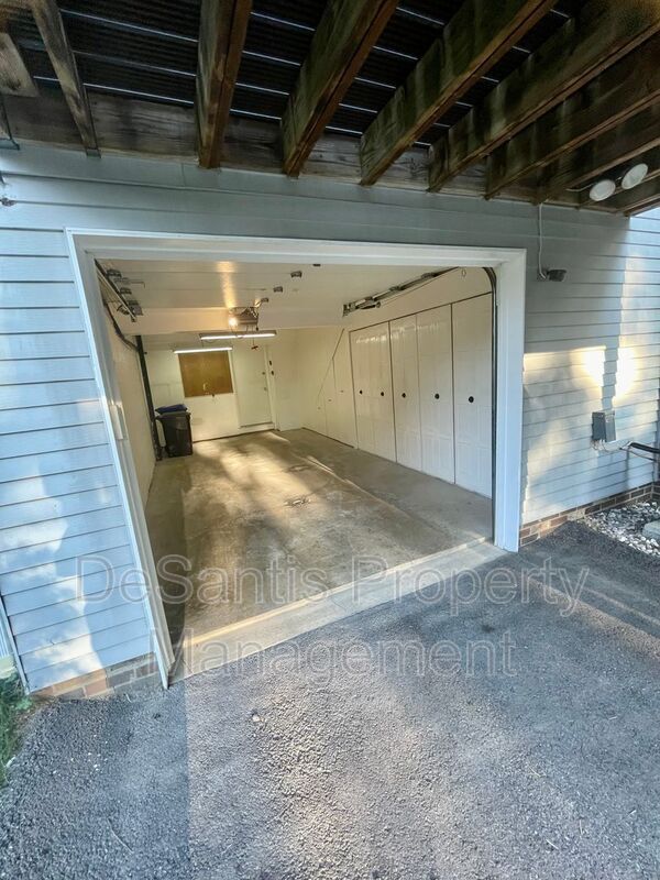Building Photo - 925 Elm Ct