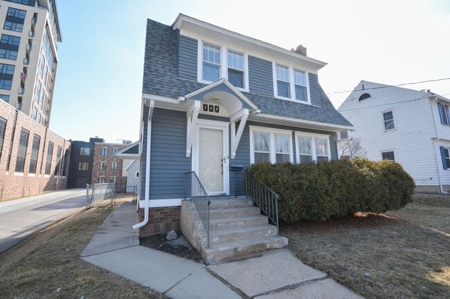 Building Photo - Gorgeous home located just 1 block from St...