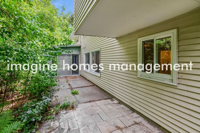 Building Photo - Large 4 Bedroom Single Family Home in Minn...