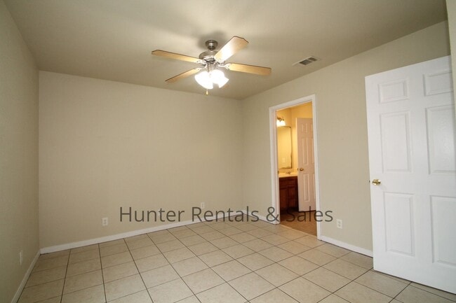Building Photo - Spacious Duplex!