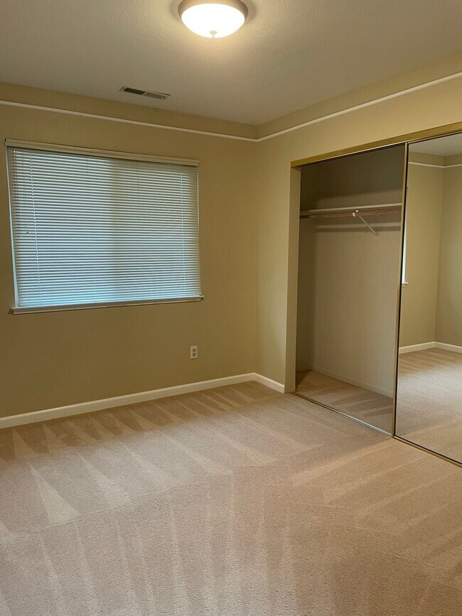 Building Photo - 4 bedroom 3 full bath Windsor Home!