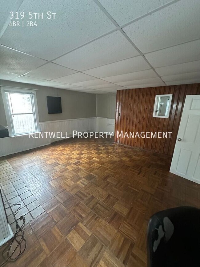 Building Photo - 319 5th St