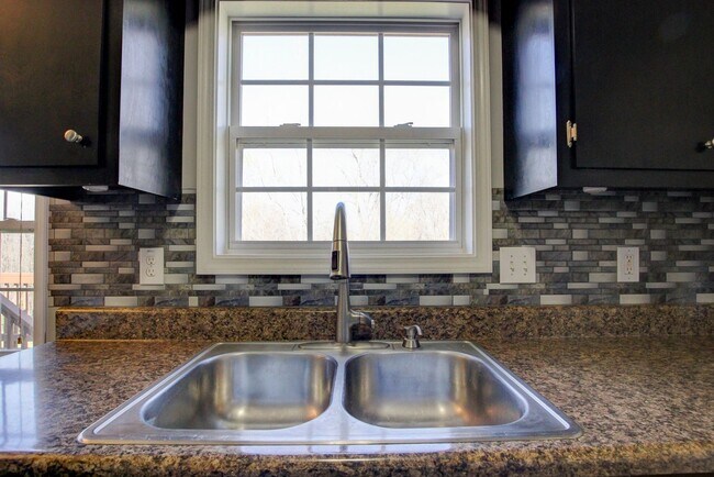 Building Photo - Sweet 3 bed 2 bath.  Cat friendly.