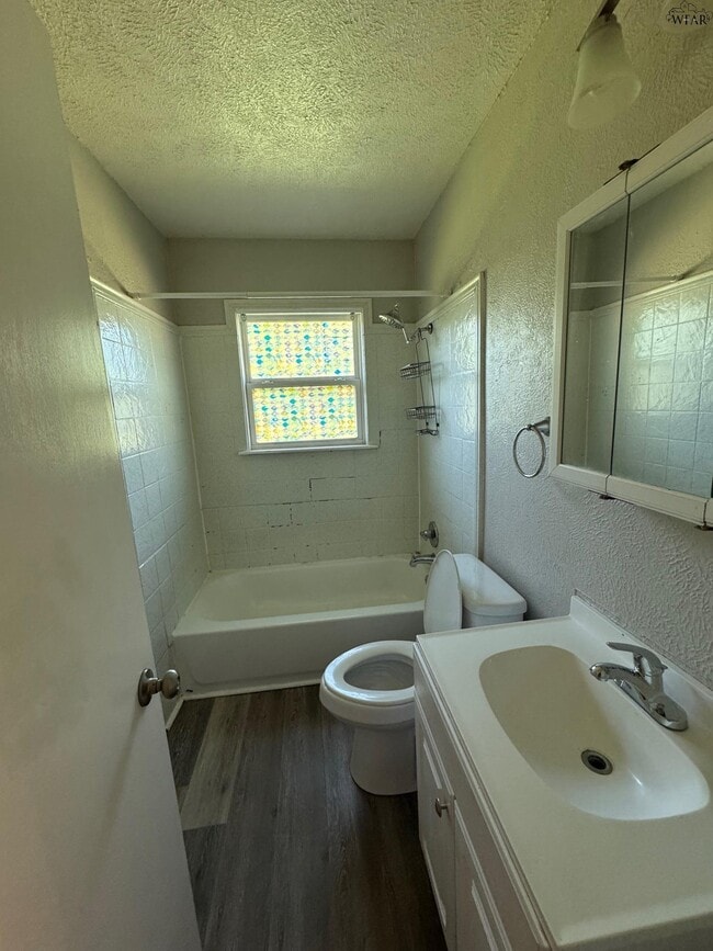 Building Photo - 1422 Tanbark Rd