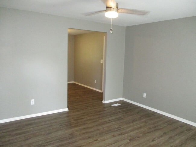 Building Photo - Huber 3 bedroom/1 bath Single-Story home