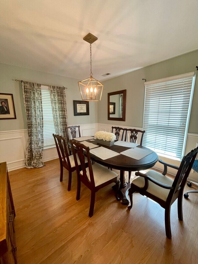 Building Photo - Adorable Home in Raeburn! 3Br/2BA