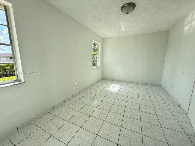 Building Photo - 548 SW 17th Ave