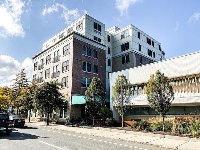 Building Photo - 323 Boylston St