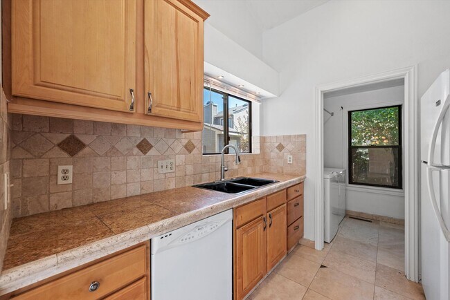 Building Photo - Beautiful 2 Bed, 2 Bath Townhome | Vaulted Ceilings, Private Courtyard & Fireplace