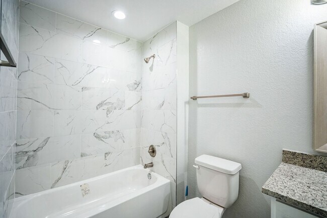 Building Photo - Charming New 3BED-2BATH Apartment in Bartow FL