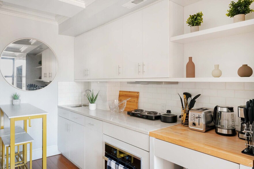 Building Photo - 240 W 73rd St