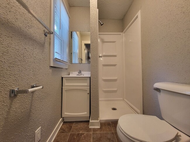 Building Photo - 1 Bedroom home with garage!