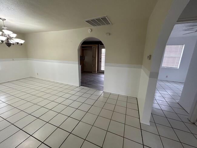 Building Photo - 609 E 6th St