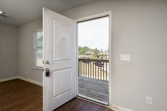 Building Photo - Nice 3 Bed 2 Bath House Available Now! Call to Schedule a Tour!