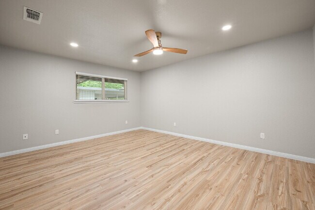 Building Photo - 2 Bed, 2 Bath Duplex