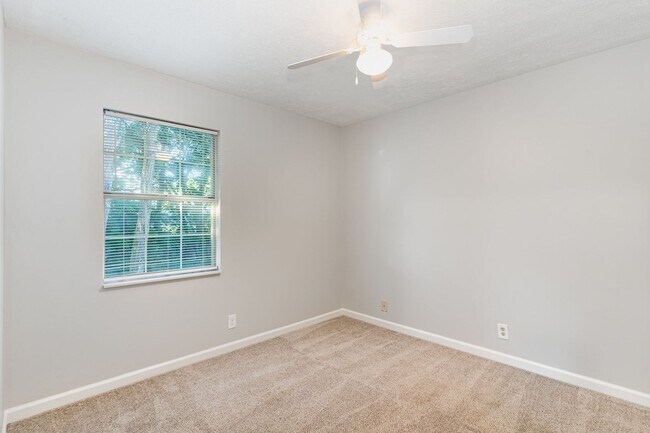 Building Photo - Beautifully maintained and move-in ready 3BR/2.5BA