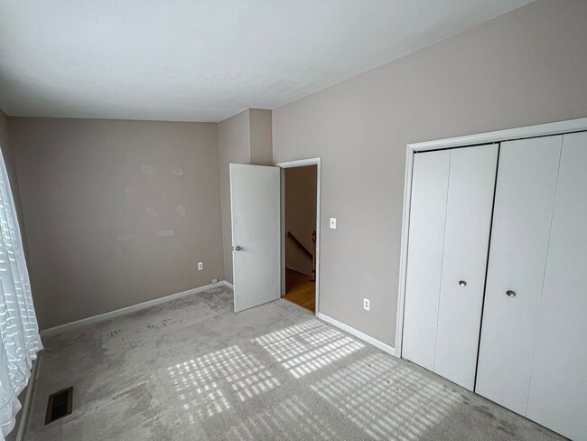 Building Photo - Updated 2 Bed 1.5 Bath Townhouse Close to ...