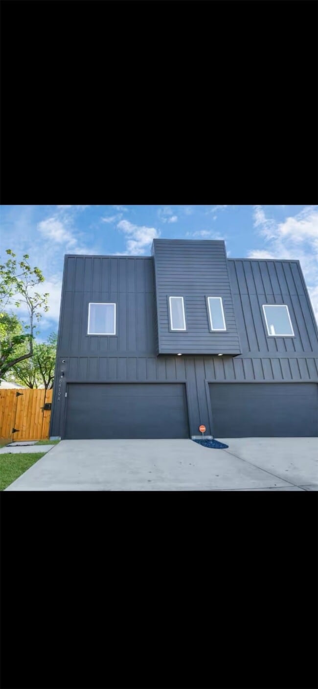 Building Photo - 8419 Woodward St