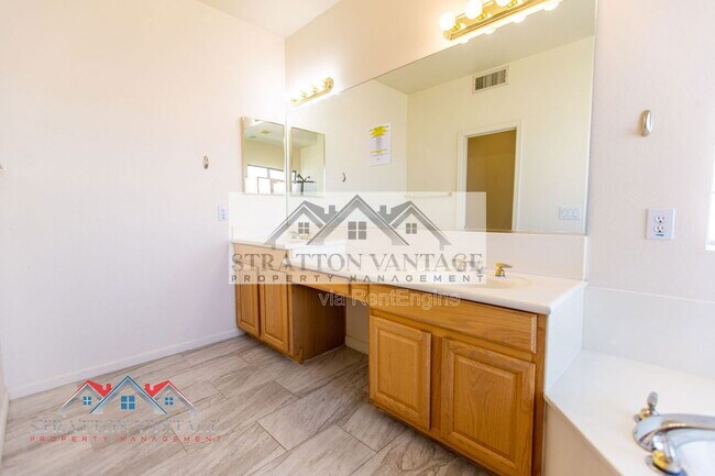 Building Photo - 960 E Constitution Dr