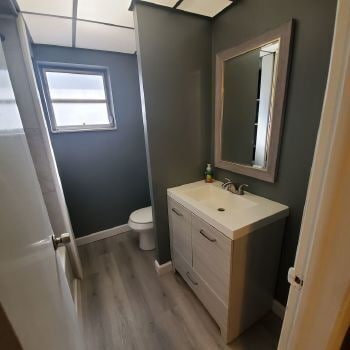 Building Photo - Duplex with 2bedrooms & another room that ...