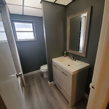Building Photo - Duplex with 2bedrooms & another room that could be 3rd bedroom or office den space.