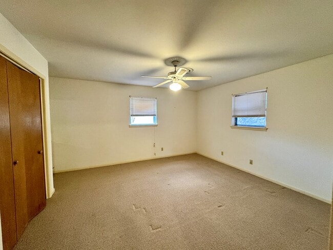Building Photo - 719 Lake Dr