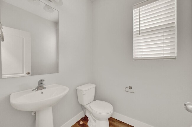 Building Photo - 106 N Midland Dr