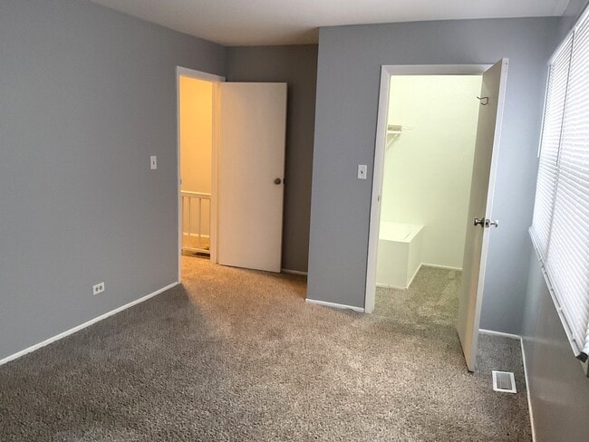 Building Photo - 1387 S Glen Cir