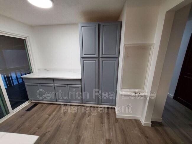 Building Photo - 869 Meadowlawn Dr SE