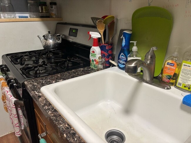 Building Photo - Charming 2BR in East Rock | Hot Water Included | Walk to Yale & SOM