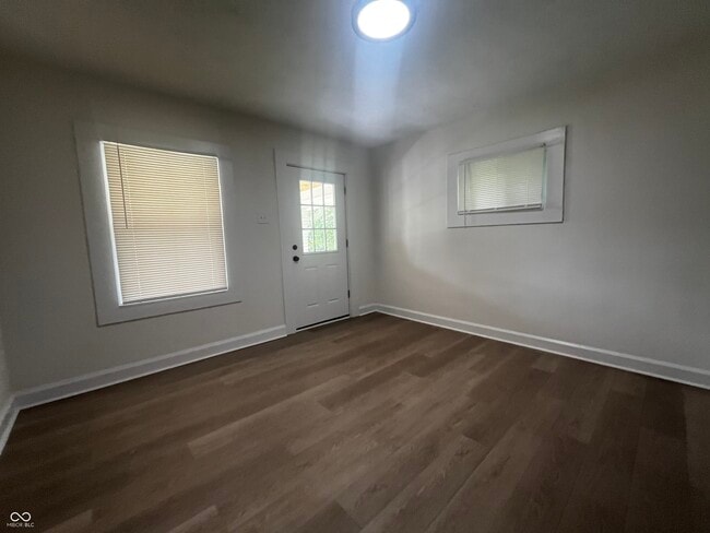 Building Photo - 1502 N Gladstone Ave