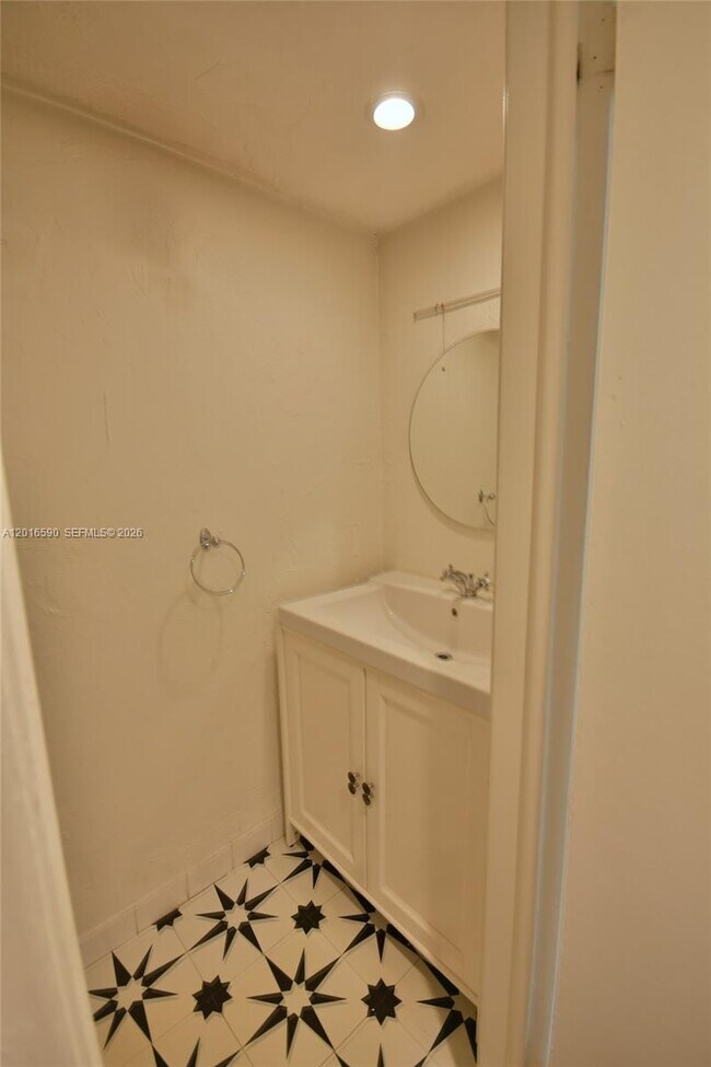 Building Photo - 6884 N Kendall Dr