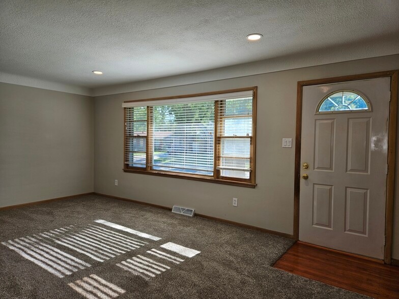 Living room - 413 SW Westlawn Dr