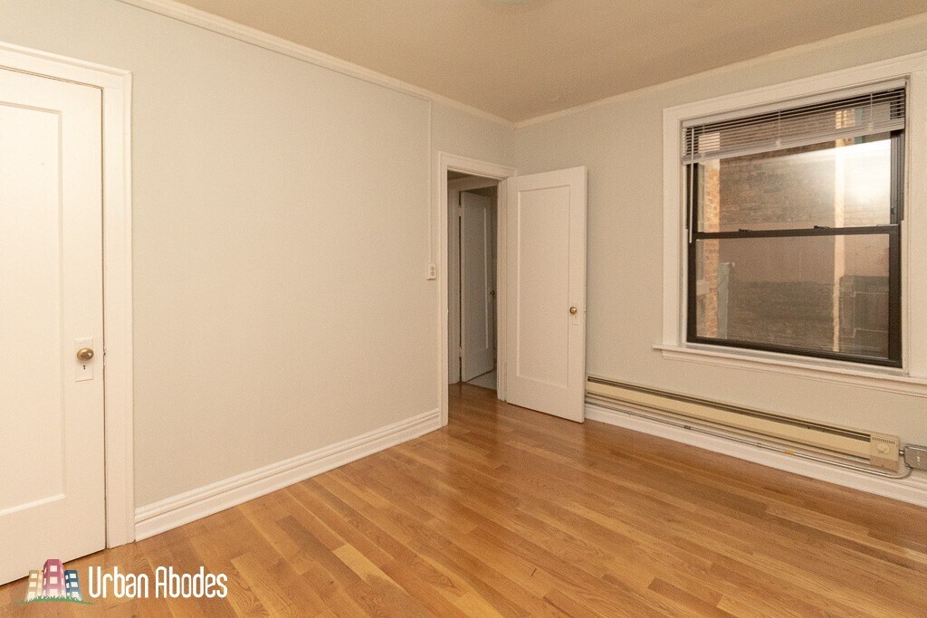 Building Photo - 533 W Roscoe St