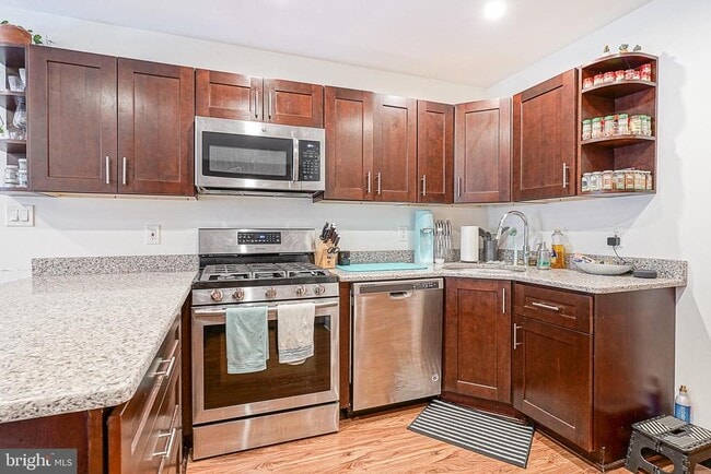 Building Photo - 1926 Bainbridge St