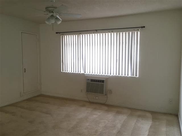 Building Photo - Great Upstairs 2BD/1BA Condo, Community Po...