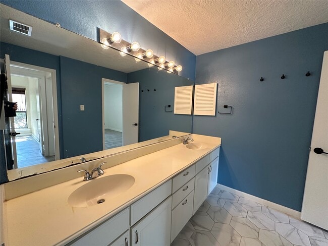 Building Photo - 2125 Augusta Dr