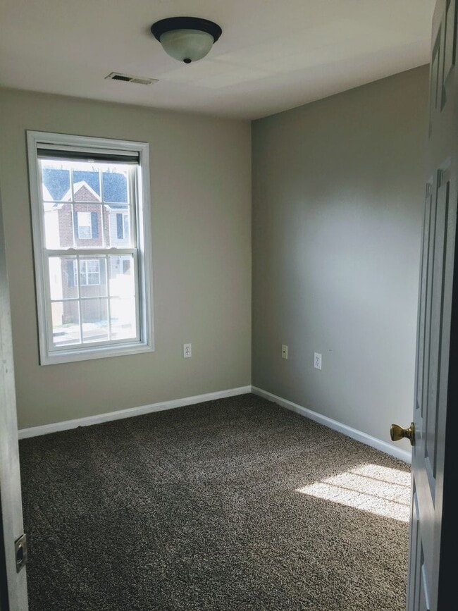 Building Photo - 3 Bedroom Townhome in Lynchburg