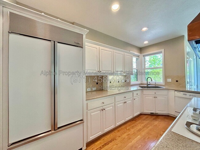 Building Photo - 820 NW Pebble Beach Way