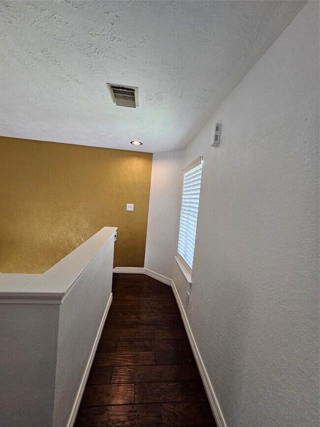 Building Photo - 9207 Dairy View Ln