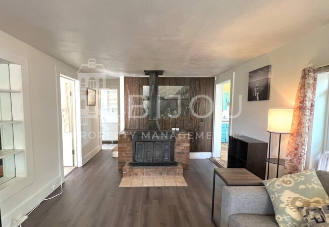 Building Photo - Charming Manitou Home