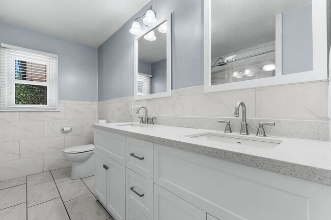 Building Photo - 616 Pinewood Dr