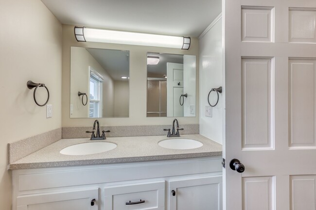 Building Photo - 5 Bedroom / 3.5 Bath Home Blountville, TN