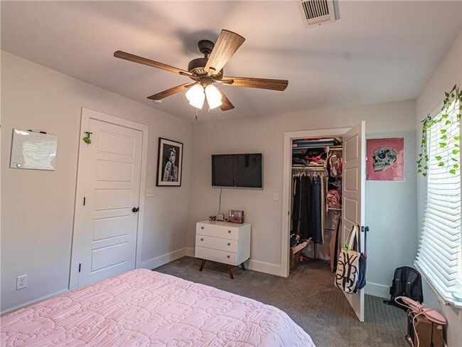 Building Photo - 2 bedroom 1. 5bath upscale modern living n...