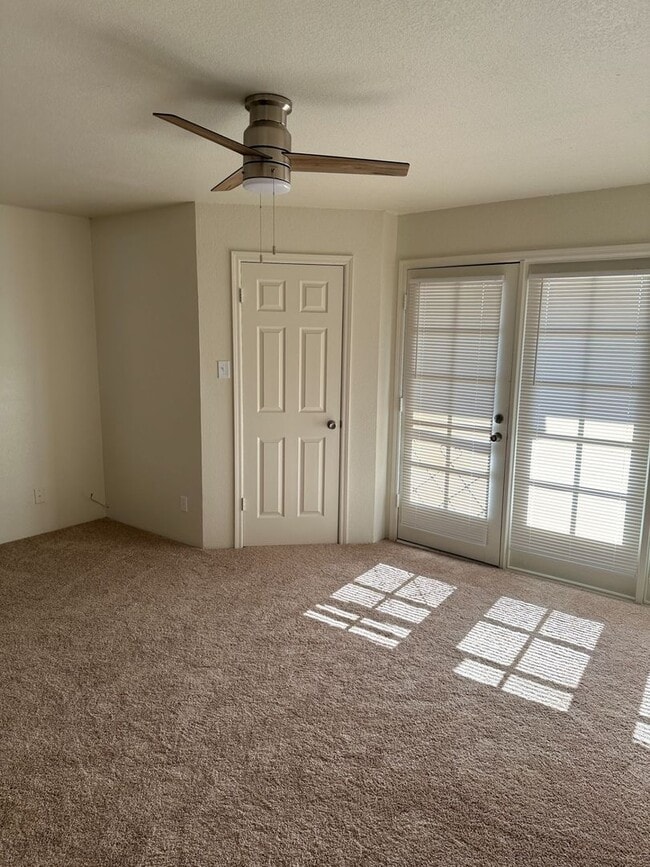 Building Photo - Updated Townhome
