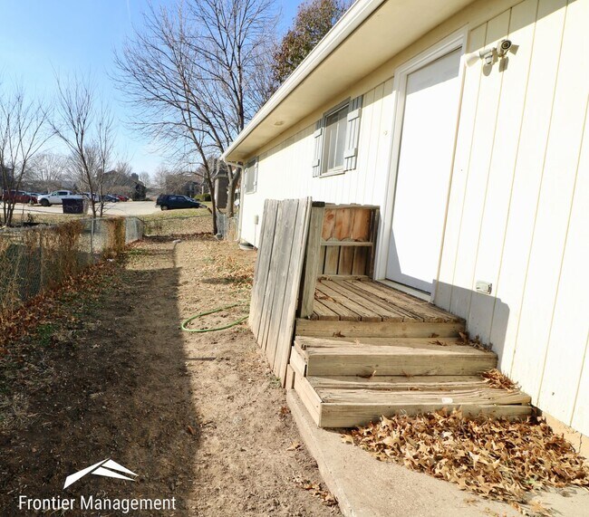 Building Photo - 2013/2015 Shirley